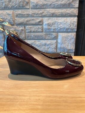 Tory Burch Twiggie Wedge Pumps Burgundy Patent 9.5